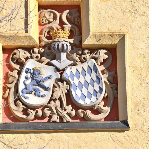 Wappen am Schloss Hohenschwangau Wappen an der Fassade des Schloss Hohenschwangau bei Schwangau im Ostallgäu.