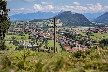 Ausblick vom Kalvarienberg auf Pfronten Ausblick vom Kalvarienberg auf Pfronten im Ostallgäu.