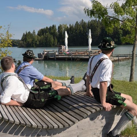 Relaxliege am Bootshafen Lechbruck Relaxliege am Bootshafen Lechbruck am See im Ostallgäu mit Blick auf das Floß.