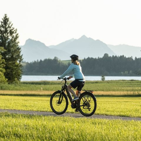 Radfahren am Bannwaldsee Radfahren am Bannwaldsee bei Schwangau im Ostallgäu.