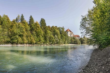 Lechufer unterhalb der Stadt Füssen Lechufer unterhalb der Stadt Füssen im Ostallgäu.
