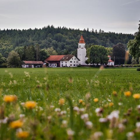 Ortsteil St. Bartholomä mit dem Friedhof und der Kirche St. Bartholomä Ortsteil St. Bartholomä mit dem Friedhof und der Kirche St. Bartholomä bei Friesenried im Ostallgäu.