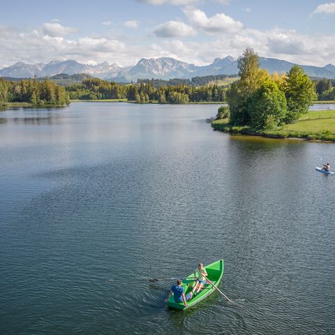 Ruderboot auf dem Schwaltenweiher bei Rückholz Ruderboot auf dem Schwaltenweiher bei Rückholz im Ostallgäu mit Blick auf die Allgäuer Alpen.