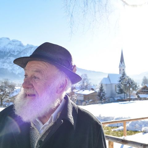 Ausblick auf das verschneite Dorf Schwangau Schwangauer mit dem verschneiten Dorf Schwangau im Ostallgäu im Hintergrund.