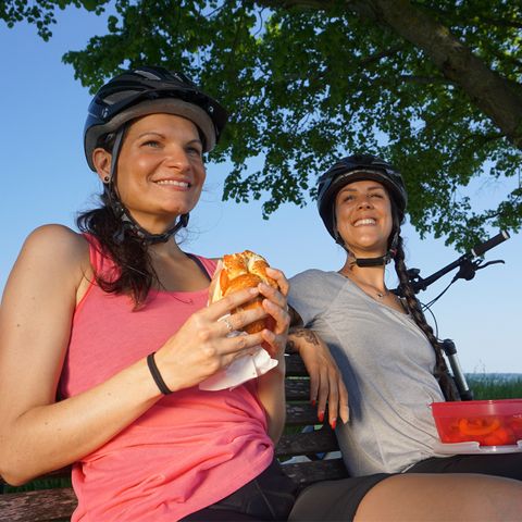 Brotzeit in Steingaden im Landkreis Weilheim-Schongau Zwei Radlerinnen machen Brotzeit in Steingaden im Landkreis Weilheim-Schongau
