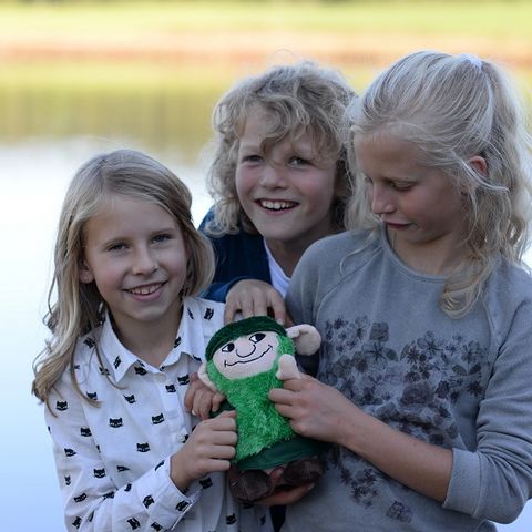 Plüschfigur des Klobunzele Kinder halten eine Plüschfigur des Klobunzele in den Händen in Marktoberdorf im Ostallgäu.
