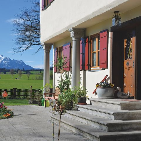Ausblick vom Fischhaus bei Roßhaupten Ausblick vom Fischhaus bei Roßhaupten im Ostallgäu auf den Säuling im Ammergebirge.