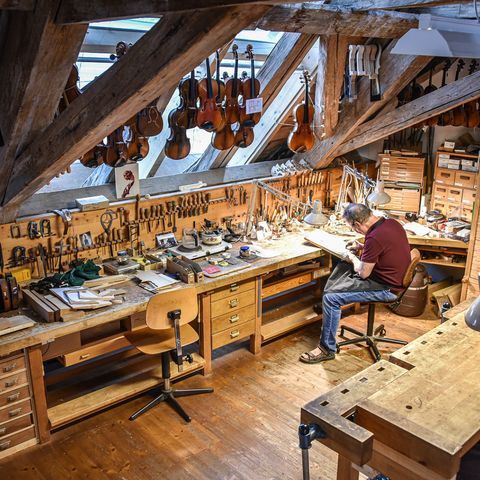 Geigenbauerwerkstatt in Füssen Geigenbauer bei der Arbeit in einer Geigenbauerwerkstatt in Füssen im Ostallgäu.
