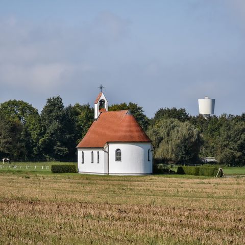 Kapelle und Wasserturm bei Buchloe Kapelle und Wasserturm bei Buchloe im Ostallgäu.