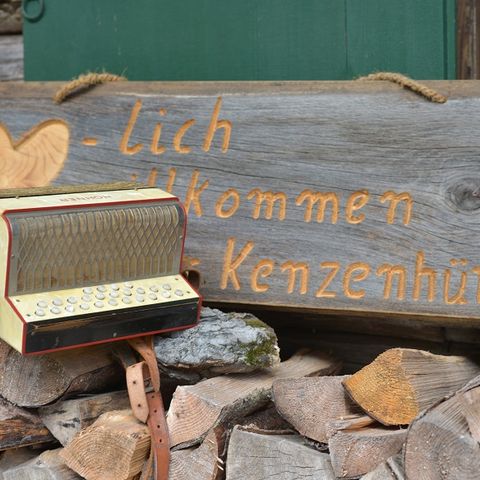 Herzlich Willkommen in der Kenzenhütte Willkommensschild der Kenzenhütte bei Halblech im Ostallgäu.