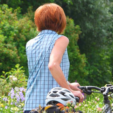 Radfahrerin in der Nähe der Gennach Radfahrerin in der Natur bei der Gennach