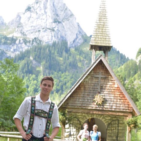 Kapelle am Wankerfleck Personen an der Kapelle am Wankerfleck bei Halblech im Ostallgäu.