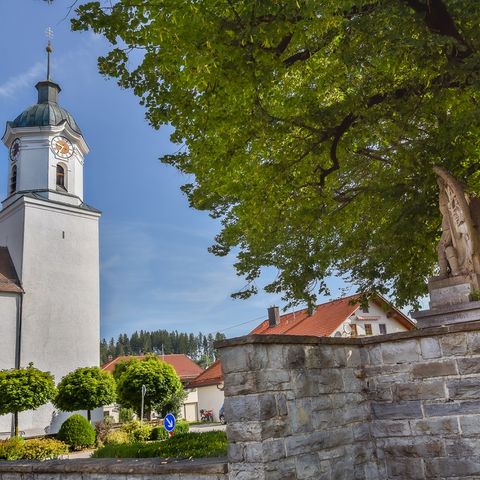 Pfarrkirche St. Joseph und Kriegerdenkmal in Friesenried Pfarrkirche St. Joseph und Kriegerdenkmal in Friesenried im Ostallgäu.