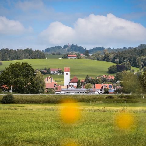 Blick über Stötten auf den Auerberg Blick über Stötten im Ostallgäu auf den Auerberg.