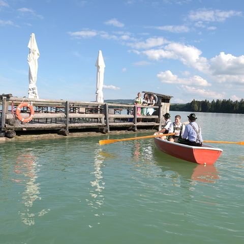 Floß und Ruderboot auf dem Lechsee bei Lechbruck am See Floß und Ruderboot auf dem Lechsee bei Lechbruck am See im Ostallgäu.