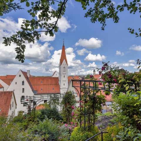 Klostergarten in der Stadt Kaufbeuren Klostergarten mit Blick auf die Altstadt von Kaufbeuren beim Ostallgäu.