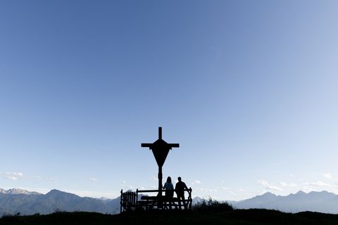Gipfelkreuz am Zwieselsberg bei Roßhaupten Gipfelkreuz am Zwieselsberg bei Roßhaupten im Ostallgäu mit Blick auf die Allgäuer und Ammergauer Alpen.