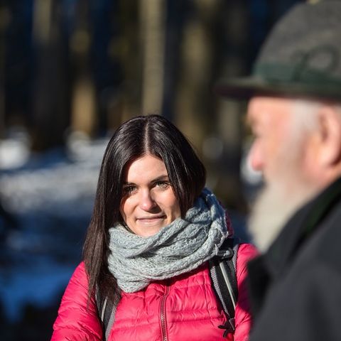 Zuschauer bei der Hirschfütterung am Bannwaldsee Zuschauer im Winter bei der Hirschfütterung am Bannwaldsee bei Schwangau im Ostallgäu.