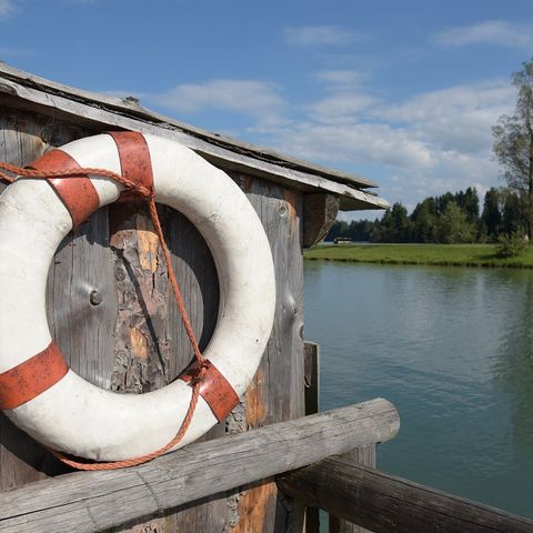 Rettungsring auf dem Lechbrucker Floß Blick vorbei am Rettungsring auf dem Lechbrucker Floß auf den Lechsee bei Lechbruck am See im Ostallgäu.