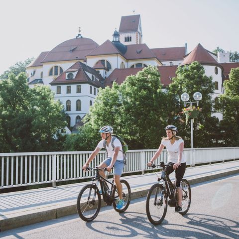 Radfahrer am Kloster St. Mang in Füssen Radfahrer am Kloster St. Mang in Füssen im Ostallgäu.