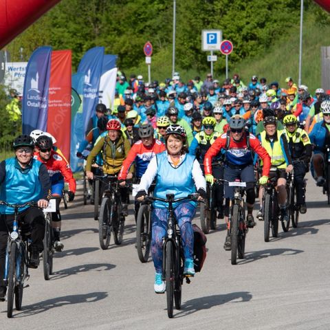 Landrätin Maria Rita Zinnecker und Pfrontens Bürgermeister Alfons Haf beim Start der 14. ABK Allgäuer Radltour. Landrätin Maria Rita Zinnecker und Pfrontens Bürgermeister Alfons Haf beim Start der 14. ABK Allgäuer Radltour.