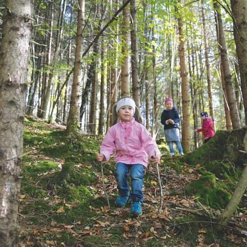 Kinder unterwegs auf dem Drachenweg Kinder unterwegs auf dem Drachenweg bei Roßhaupten im Ostallgäu.