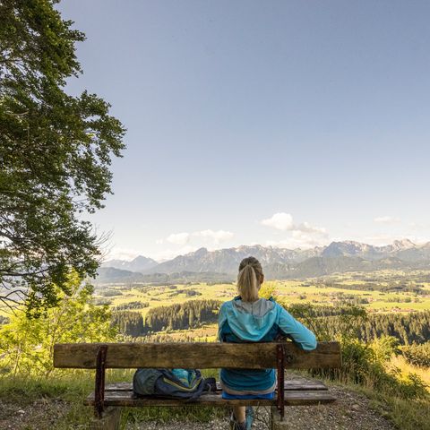 Wanderpause am Beichelstein Wanderpause mit Ausblick auf die Allgäuer Alpen am Beichelstein bei Seeg im Ostallgäu.