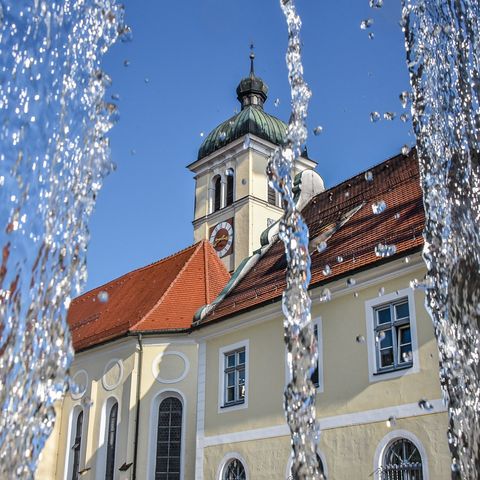 Frauenkapelle am Marktplatz von Marktoberdorf Brunnen bei der Frauenkapelle am Marktplatz von Marktoberdorf im Ostallgäu.