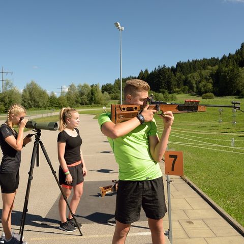 Stehender Anschlag im Biathlon Stadion Stehender Anschlag im Biathlon Stadion in Nesselwang im Ostallgäu.