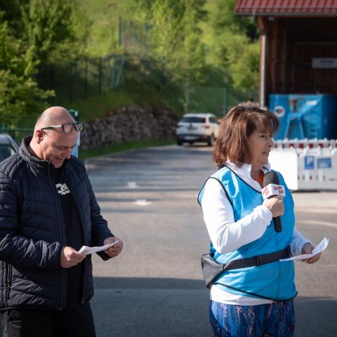 Landrätin Maria Rita Zinnecker beim Startschuss zur 14. ABK Allgäuer Radltour in Pfronten.  Landrätin Maria Rita Zinnecker beim Startschuss zur 14. ABK Allgäuer Radltour in Pfronten.