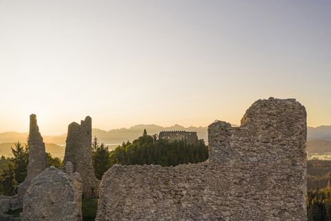 Burgruinen Hohenfreyberg und Eisenberg beim Sonnenaufgang Burgruinen Hohenfreyberg und Eisenberg bei Eisenberg im Ostallgäu beim Sonnenaufgang.