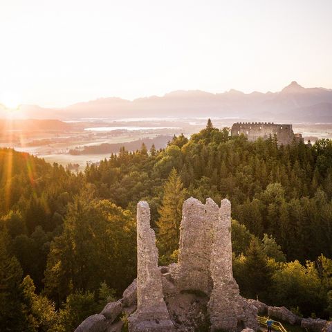 Sonnenaufgang an den Burgruinen Hohenfreyberg und Eisenberg Sonnenaufgang an den Burgruinen Hohenfreyberg und Eisenberg bei Eisenberg im Ostallgäu.