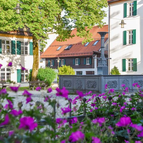 Marktplatz der Gemeinde Roßhaupten Marktplatz mit Dorfbrunnen der Gemeinde Roßhaupten im Ostallgäu.