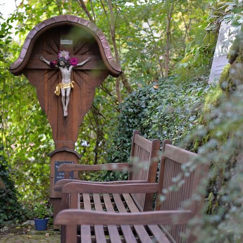 Ruhebank und Materl im Klostergarten Ruhebank und Materl im Klostergarten Kaufbeuren im Ostallgäu.