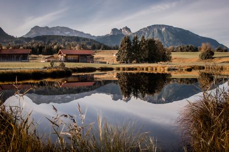 Einsam gelegener Weiher mit Blick auf den Breitenberg Einsam gelegener Weiher bei Weißensee im Ostallgäu mit Blick auf den Breitenberg und die Allgäuer Alpen.