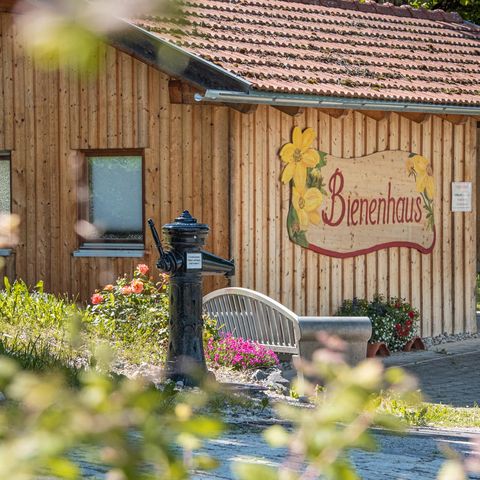 Bienenhaus am Bienenerlebnispfad in Seeg Bienenhaus am Bienenerlebnispfad im Honigdorf Seeg im Ostallgäu.