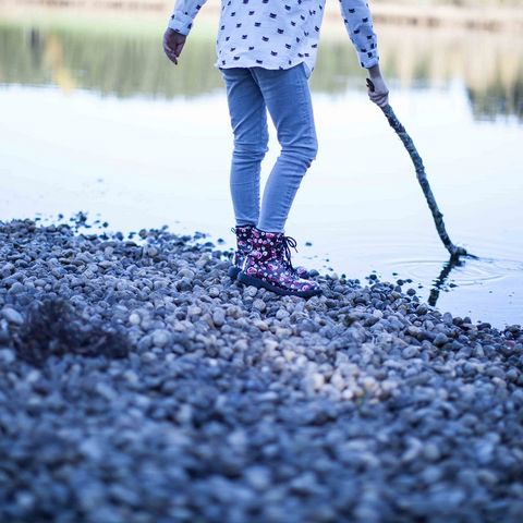 Kuhstallweiher bei Marktoberdorf Kind spielt am Wasser des Kuhstallweihers bei Marktoberdorf im Ostallgäu.