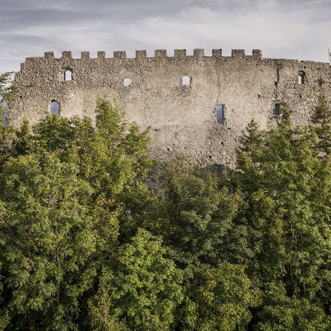 Mauern der Burgruine Eisenberg Mauern der Burgruine Eisenberg bei Eisenberg im Ostallgäu.
