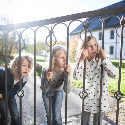 Kinder spitzeln durch das Tor Kinder spitzeln durch das Tor in Marktoberdorf im Ostallgäu.