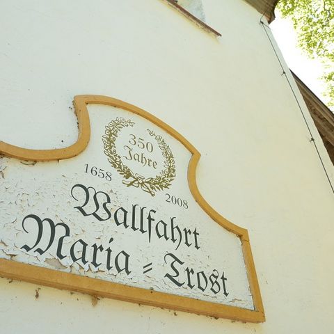 Abbildung an der Kirche Maria Trost Abbildung an der Kirche Maria Trost bei Nesselwang im Ostallgäu.