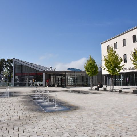 Bahnhof und Stadtbücherei in Buchloe Bahnhofsvorplatz und Stadtbücherei in Buchloe im Ostallgäu.