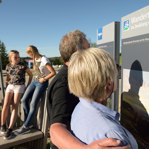 Gäste an der Infotafel der Wandertrilogie Allgäu Gäste an der Infotafel der Wandertrilogie Allgäu in Nesselwang im Ostallgäu.