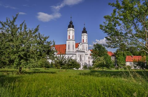 Klosterkirche St. Peter und Paul in Irsee Klosterkirche St. Peter und Paul in Irsee im Ostallgäu.