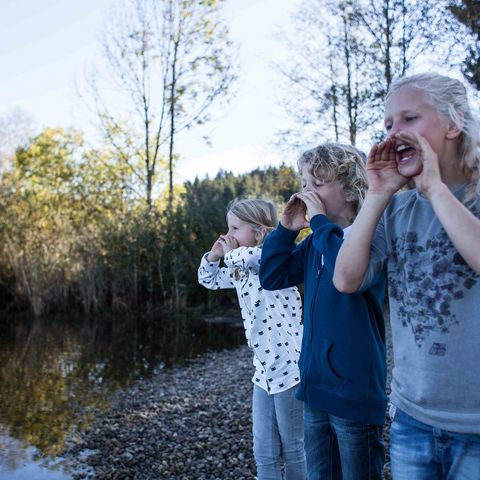 Rufen nach dem Klobunzele Kinder rufen nach dem Klobunzele am Kuhstallweiher bei Marktoberdorf im Ostallgäu.