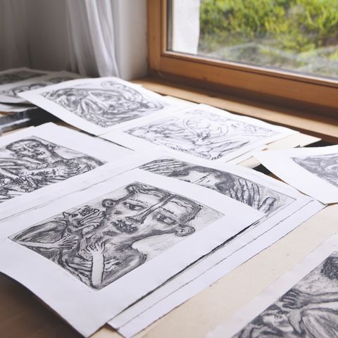 Zeichnungen aus Irsee Zeichnungen aus Irsee im Ostallgäu liegen au einem Tisch verteilt.