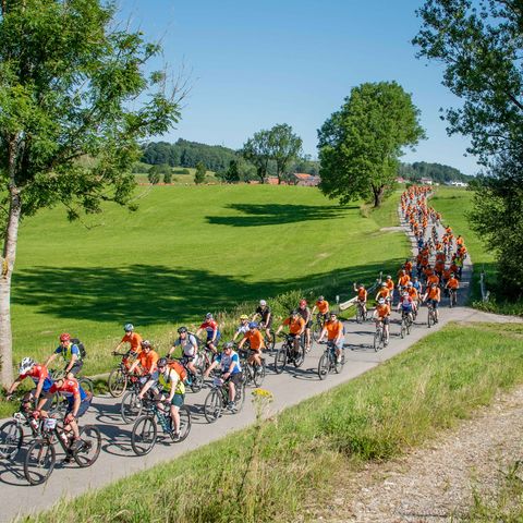Orange Radlschlange durch das Ostallgäu Die Genussrunde führt durch die abwechslungsreiche Landschaft des Ostallgäus.