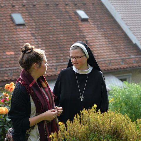 Gespräche im Klostergarten Gespräche im Klostergarten Kaufbeuren im Ostallgäu.