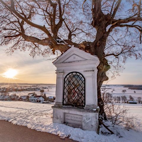 Ausblick vom Georgiberg bei Germeringen Winterlicher Ausblick vom Georgiberg bei Germeringen im Ostallgäu auf die verschneiten Felder.