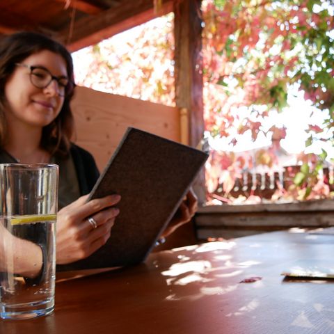 Speisekarte im Landgasthof Hubertus Gäste mit Speisekarte
