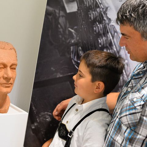 Büste von Konrad Zuse Büste von Erfinder Konrad Zuse im Schloss zu Hopferau im Ostallgäu.